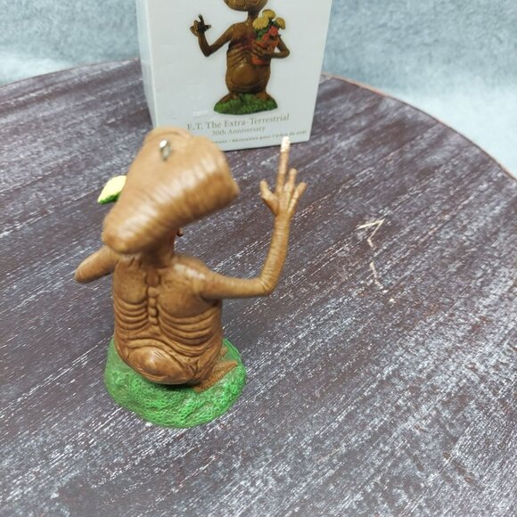 Hallmark Keepsake E.T. The Extra-Terrestrial 30th Anniversary Ornament - Picture 6 of 7